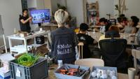 Des femmes participent à un cours d'électricité organisé par l'atelier Mulan Build à Hangzhou, dans la province du Zhejiang, le 28 juin 2026 dans l'est de la Chine