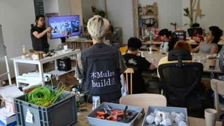 Des femmes participent à un cours d'électricité organisé par l'atelier Mulan Build à Hangzhou, dans la province du Zhejiang, le 28 juin 2026 dans l'est de la Chine