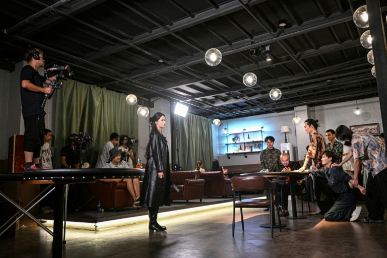 Des acteurs et l'équipe d'une mini-série chinoise tournent une scène dans un studio spécialisé à Shanghai, le 10 octobre 2025