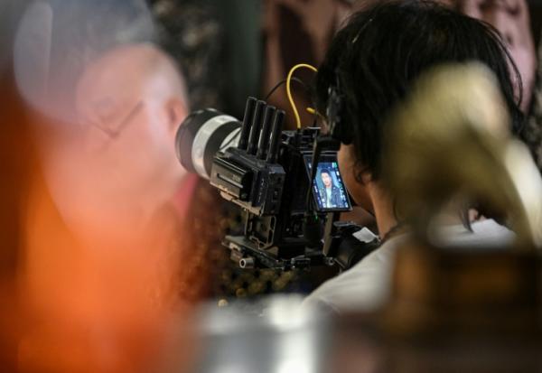 Une personne filme une scène dans un studio de mini-séries à Shanghai, le 10 octobre 2025