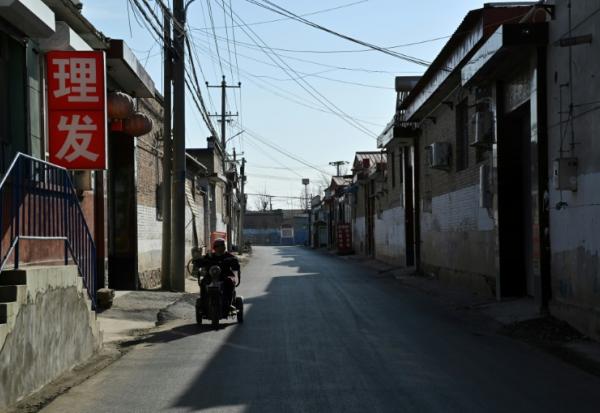 Une rue de la ville chinoise de Baoding, dans le district de Xushui à une centaine de kilomètres de Pékin, où les autorités ont ordonné  de remplacer les poêles à charbon par des systèmes électriques ou au gaz, le 7 janvier 2026