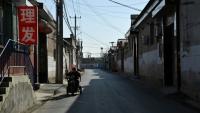 Une rue de la ville chinoise de Baoding, dans le district de Xushui à une centaine de kilomètres de Pékin, où les autorités ont ordonné  de remplacer les poêles à charbon par des systèmes électriques ou au gaz, le 7 janvier 2026