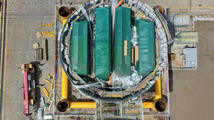 Un centre de données qui va être immergé en mer, développé par la société Highlander, est assemblé sur un chantier naval à Nantong, en Chine, le 11 septembre 2025