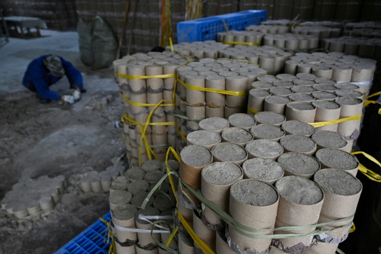Un employé dans une usine de feux d'artifice à Liuyan, dans la province du Hunan, le 21 janvier 2026 en Chine