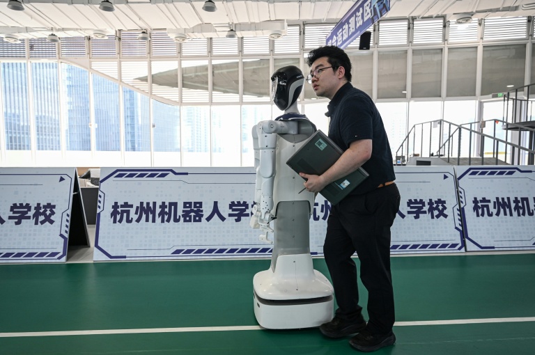 L'ingénieur Zhu Tianle teste un robot fabriqué par UniX AI à l'école des robots de Hangzhou, dans la province du Zhejiang, le 4 août 2026 dans l'est de la Chine