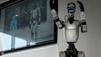 Le robot Wuji, fabriqué par Unitree, accueille des visiteurs pour une visite de l'école de robotique de Hangzhou, située dans la province du Zhejiang, dans l'est de la Chine, le 4 août 2026