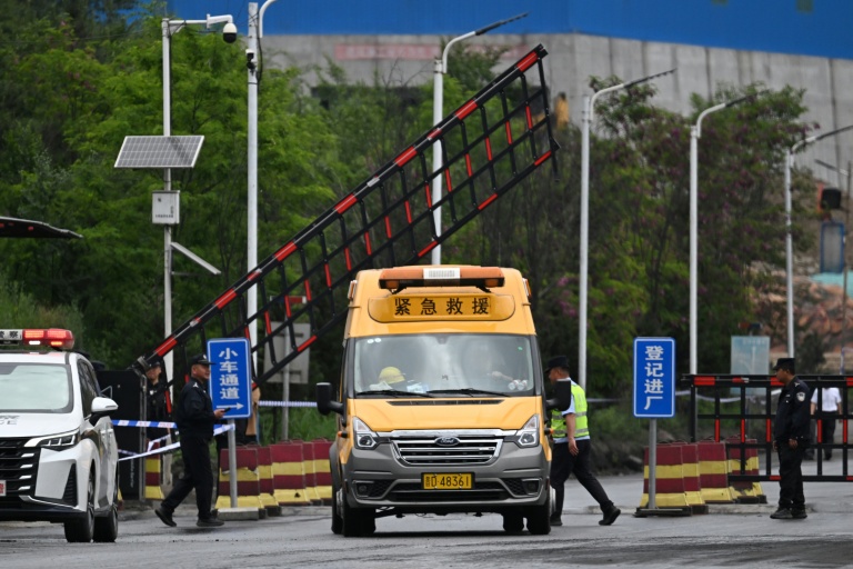 Un véhicule des secours quitte la mine de charbon de Liushenyu, où un coup de grisou dévastateur a fait au moins 82 morts, le 24 mai 2026 dans le district administratif de Qinyuan, dans la province chinoise septentrionale du Shanxi