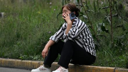 Une proche attend des nouvelles d'un mineur porté disparu après un coup de grisou dévastateur qui a tué au moins 82 ouvriers, le 24 mai 2026 dans le district administratif de Qinyuan, dans la province chinoise septentrionale du Shanxi