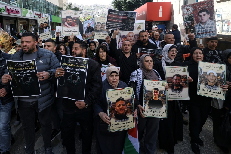 Des proches de prisonniers palestiniens brandissent des portraits et scandent des slogans lors d'un rassemblement à Naplouse, en Cisjordanie occupée par Israël, le 31 mars 2026