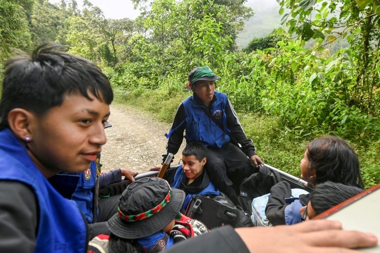 Des gardes indigènes de la communauté Nasa dans le convoi du leader indigène Esneyder Gomez, candidat au Parlement, dans la région de Naya, département du Cauca, en Colombie, le 12 février 2026