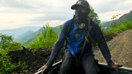 Un garde indigène de la communauté Nasa dans le convoi du leader indigène Esneyder Gomez, candidat au Parlement, dans la région de Naya, département du Cauca, en Colombie, le 12 février 2026