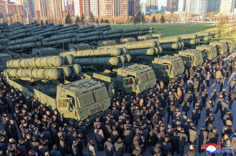 Cette photo, prise le 18 février 2026 et diffusée le 19 février 2026 par l’agence officielle nord-coréenne KCNA montre une cérémonie dévoilabt un nouveau système de lancement multiple de roquettes de 600 mm à Pyongyang.