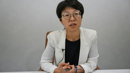 Kim Mi-Soon, responsable du Centre coréen de réponse aux crimes sexuels numériques, navigue sur internet le 2 juillet 2026 à Séoul 