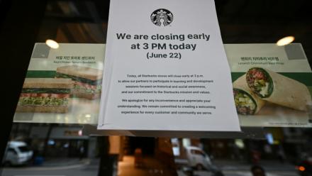 Une affiche annonçant une fermeture anticipée sur la porte d'un café Starbucks à Séoul, en Corée du Sud, le 22 juin 2026
