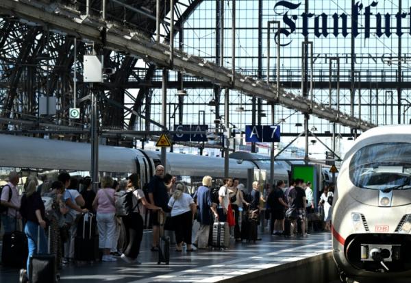 Des voyageurs devant un train sur un quai de la gare centrale de Francfort, dans l'ouest de l'Allemagne, le 24 juin  2026