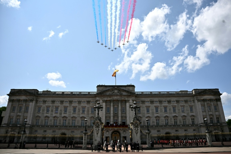 L'équipe de voltige aérienne de la Royal Air Force britannique (RAF), les « Red Arrows », effectue un survol du palais de Buckingham lors du défilé organisé à l'occasion de l'anniversaire du roi, « Trooping the Colour », à Londres, le 14 juin 2025.