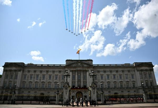 L'équipe de voltige aérienne de la Royal Air Force britannique (RAF), les « Red Arrows », effectue un survol du palais de Buckingham lors du défilé organisé à l'occasion de l'anniversaire du roi, « Trooping the Colour », à Londres, le 14 juin 2025.
