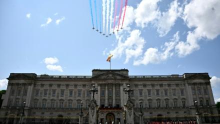 L'équipe de voltige aérienne de la Royal Air Force britannique (RAF), les « Red Arrows », effectue un survol du palais de Buckingham lors du défilé organisé à l'occasion de l'anniversaire du roi, « Trooping the Colour », à Londres, le 14 juin 2025.