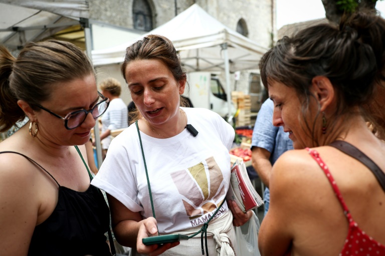 Marine Tondelier (d) sur le marché d'Issigeac (Dordogne), le 28 juin 2026