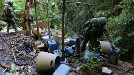 Des membres de l'armée participent à une opération contre l'extraction minière illégale à Buenos Aires, dans la province d'Imbabura, en Equateur, le 27 mai 2026