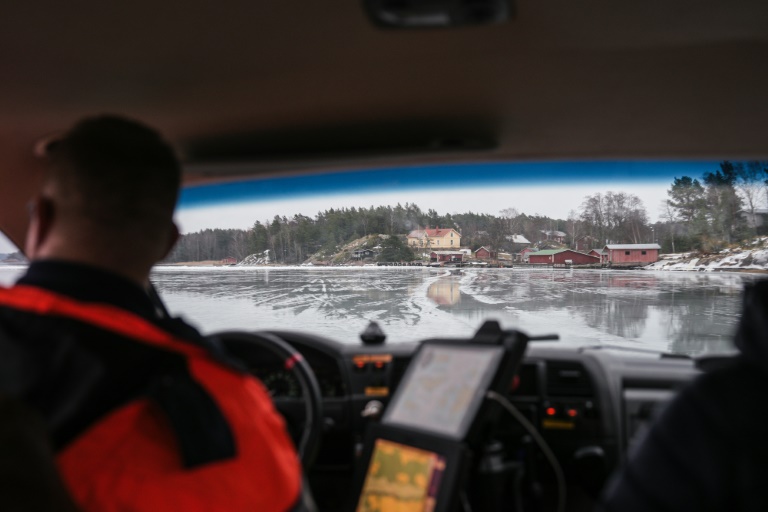 Le capitaine Jalo Sampsa conduit un aéroglisseur pour ramener des écoliers à la maison, le 3 mars 2026 à Paragas, en Finlande