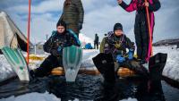 Des plongeurs participent à un stage scientifique de plongée polaire, le 14 mars 2026 sur le lac de Kilpisjärvi, à l'extrême nord-ouest de la Finlande