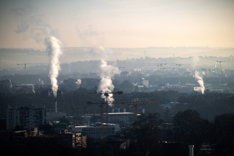 De la fumée s'échappent des cheminées industrielles à Toulouse, le 14 janvier 2025