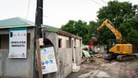 Un engin démantèle un bâtiment dans un quartier des Abymes en Guadeloupe qui doit être reconstruit, le 9 avril 2025