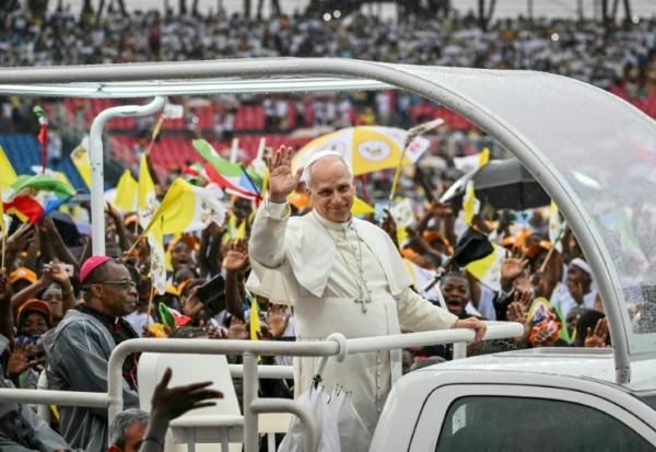 Le pape Léon XIV (au centre) salue la foule depuis la papamobile à son arrivée au stade de Bata (Guinée équatoriale), le 22 avril 2026
