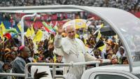 Le pape Léon XIV (au centre) salue la foule depuis la papamobile à son arrivée au stade de Bata (Guinée équatoriale), le 22 avril 2026