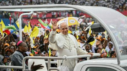 Le pape Léon XIV (au centre) salue la foule depuis la papamobile à son arrivée au stade de Bata (Guinée équatoriale), le 22 avril 2026