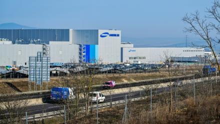 Une usine de batteries pour véhicules électriques du géant sud-coréen Samsung à Göd, à environ 25 km au nord de la capitale hongroise Budapest, le 3 mars 2026