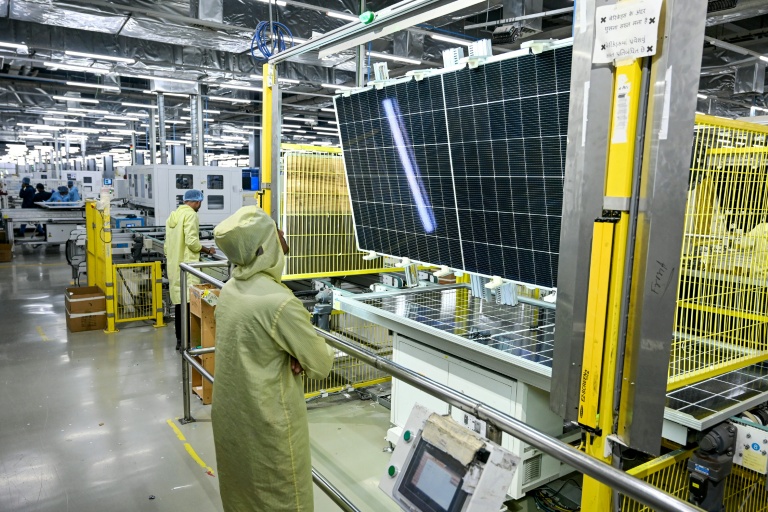 Des employés dans une usine de panneaux solaires du groupe Adani à Mundra, dans l'ouest de l'Inde, le 5 novembre 2025 
