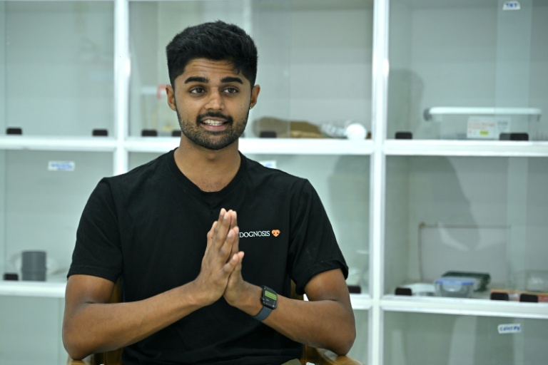 Akash Kulgod, cofondateur de Dognosis, lors d'un entretien avec l'AFP dans les locaux de l'entreprise à Kempohalli, en périphérie de Bengaluru, le 28 juillet 2026 en Inde