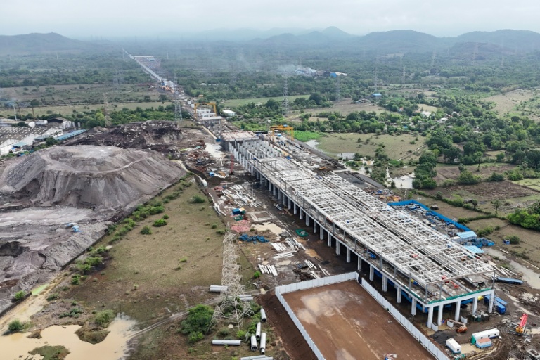 Les travaux en cours sur le chantier du futur train à grande vitesse Ahmedabad-Mumbai à Mumbai le 25 juin 2026, en Inde