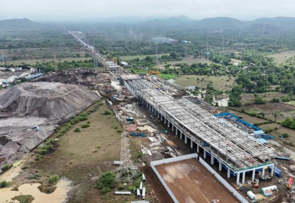 Les travaux en cours sur le chantier du futur train à grande vitesse Ahmedabad-Mumbai à Mumbai le 25 juin 2026, en Inde