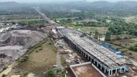 Les travaux en cours sur le chantier du futur train à grande vitesse Ahmedabad-Mumbai à Mumbai le 25 juin 2026, en Inde