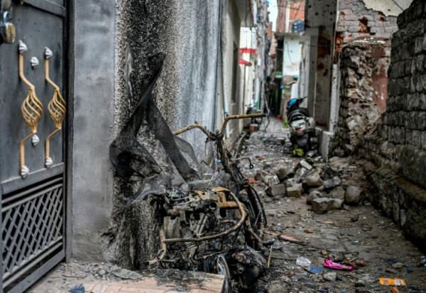 Un scooter calciné à l'endroit où les jumeaux Zian Khan et Urwa Fatima ont été tués par un obus pakistanais, le 9 mai 2025 à Poonch, dans le nord-ouest de l'Inde