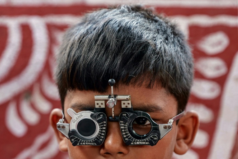 Un enfant se fait tester sa vue grâce à une ONG, GoodVision India, à Bhubaneswar, en Inde, le 4 mai 2026