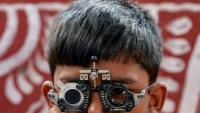 Un enfant se fait tester sa vue grâce à une ONG, GoodVision India, à Bhubaneswar, en Inde, le 4 mai 2026