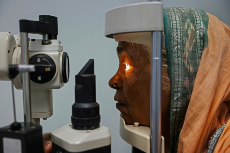 Une patiente lors d'un examen postopératoire, après une opération de la cataracte financée par l'ONG GoodVision, à Bhubaneswar, en Inde le 7 mai 2026
