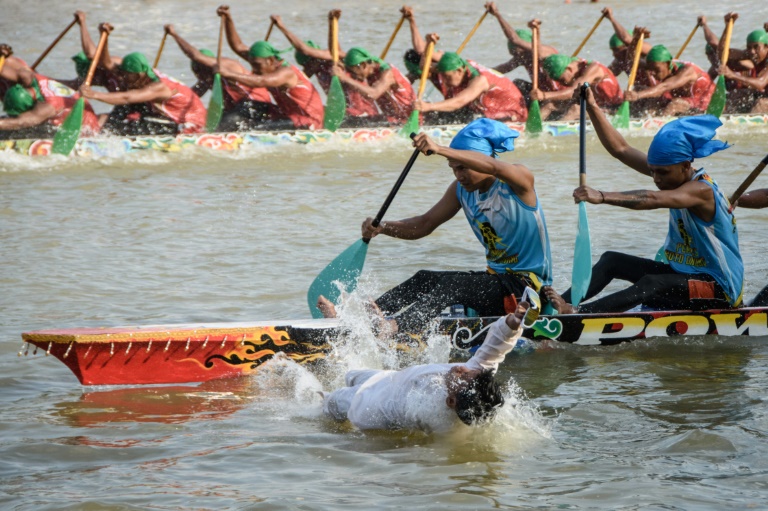 Course nautique traditionnelle sur la rivière Kuantan, dans la province indonésienne de Riau, sur l'île de Sumatra, le 22 août 2025  