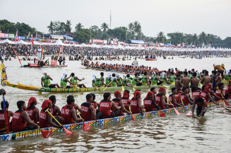 Des bateaux s'apprêtent à participer à une course nautique traditionnelle, le Pacu Jalur, le 23 août 2025 sur la rivière Kuantan, dans la province indonésienne de Riau, sur l'île de Sumatra 