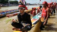 Rayyan Arkan Dikha assis à l'avant d'un bateau avant une course nautique traditionnelle, le 22 août 2025 sur la rivière Kuantan, dans la province indonésienne de Riau, sur l'île de Sumatra 