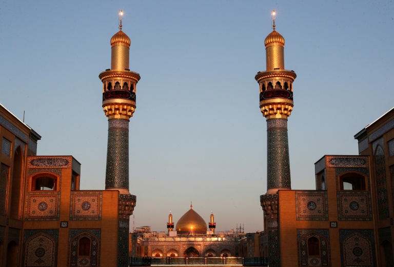 Le sanctuaire de l'imam Ali à Najaf, photographié pendant le ramadan, aujourd'hui déserté par les pèlerins du fait de la guerre au Moyen-Orient, le 10 mars 2026 