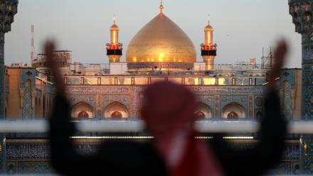 Un homme photographié dans le sanctuaire de l'imam chiite Ali, dans la ville sainte irakienne de Najaf, le 10 mars 2026