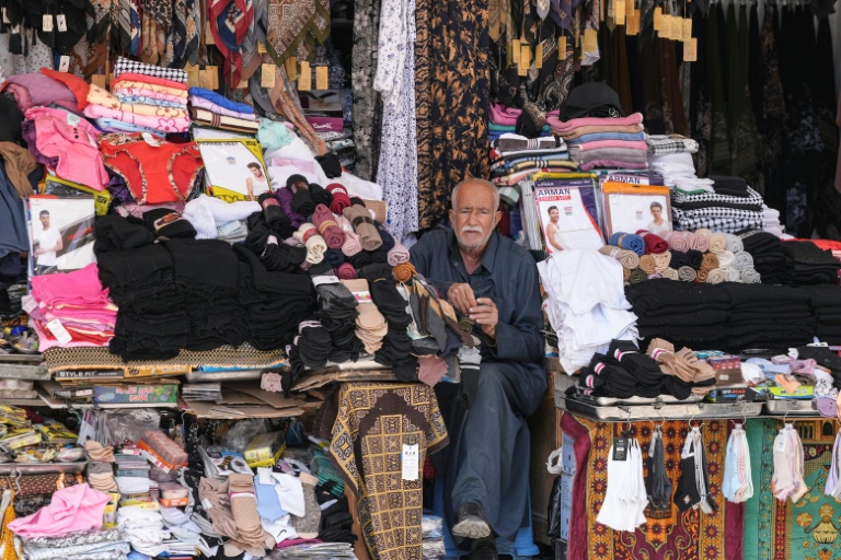 Un vendeur attend des clients dans sa boutique de la ville sainte irakienne de Najaf, qui abrite le sanctuaire de l'imam chiite Ali d'ordinaire très fréquenté par des pèlerins, le 22 avril 2026