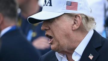 Le président américain Donald Trump assiste au tournoi de golf Irish Open organisé sur son parcours, à Doonbeg, en Irlande, le 13 septembre 2026