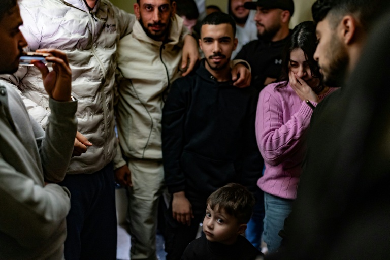 Des habitants serrés dans un minuscule abri anti-bombes, tandis que les sirènes d'alerte aérienne retentissent à Majd al-Kroum, dans le nord d'Israël, le 11 mars 2026