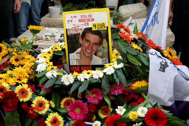 Des fleurs déposées sur la tombe du lieutenant Hadar Goldin, tué au cours de la guerre de six semaines à Gaza en 2014, lors de ses funérailles au cimetière militaire de Kfar Saba, le 11 novembre 2025 en Israël